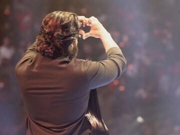 एका फिल्मसाठी घेतो 100 कोटी, राजासारखं आयुष्य; सुपरस्टारची श्रीमंती पाहून चमकतील डोळे