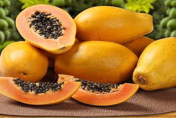 Papaya : अशी दिसणारी पपई अजिबात घेऊ नका, गोड पपई ओळखण्याची 'ही' आहे योग्य ट्रिक Papaya : अशी दिसणारी पपई अजिबात घेऊ नका, गोड पपई ओळखण्याची 'ही' आहे योग्य ट्रिक