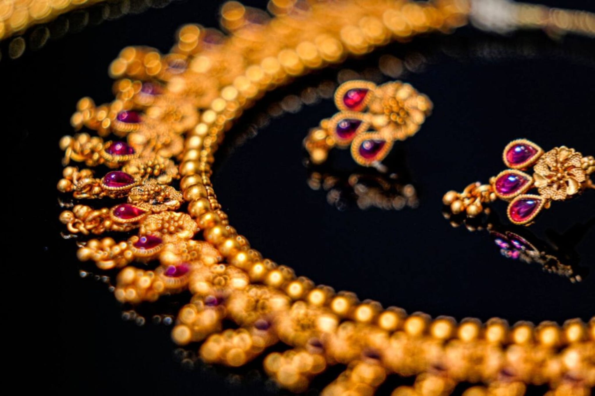 Gold Price: पुढच्या 5 वर्षांत 1 तोळे सोन्याची किंमत काय असेल? कोड्यात टाकणारी अजब भविष्यवाणी Gold Price: पुढच्या 5 वर्षांत 1 तोळे सोन्याची किंमत काय असेल? कोड्यात टाकणारी अजब भविष्यवाणी