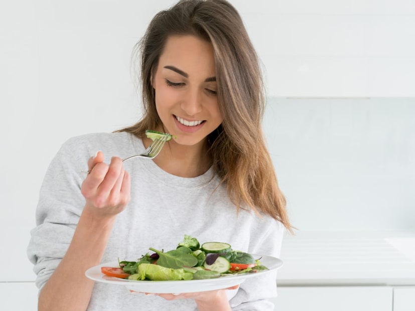 सॅलडमध्ये हल्ली बरेच लोक कच्च्या भाज्या खातात. टोमॅटो, काकडी, गाजर किंवा काही पालेभाज्या आपण कच्च्या खाऊ शकतो. सॅलड व्यतिरिक्तही काही भाज्या कच्च्या खाणं आपल्या आरोग्यावर चुकलीच परिणाम करू शकतं. त्यामुळे त्या खाणं टाळावंच. चला पाहूया त्या भाज्या कोणत्या आहेत. सॅलडमध्ये हल्ली बरेच लोक कच्च्या भाज्या खातात. टोमॅटो, काकडी, गाजर किंवा काही पालेभाज्या आपण कच्च्या खाऊ शकतो. सॅलड व्यतिरिक्तही काही भाज्या कच्च्या खाणं आपल्या आरोग्यावर चुकलीच परिणाम करू शकतं. त्यामुळे त्या खाणं टाळावंच. चला पाहूया त्या भाज्या कोणत्या आहेत.