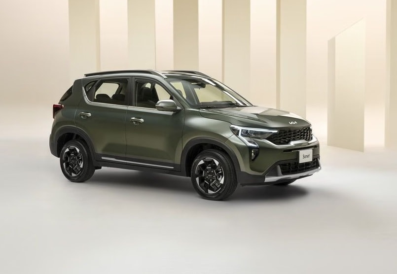 सोनेट ही सध्याच्या काळात सर्वात स्वस्त डिझेल-ऑटोमेटिक सनरूफ कार आहे. याची किंमत 9.77 लाख रुपयांपासून सुरू होते. यात 1.0 लिटर टर्बो पेट्रोल उपलब्ध आहे. 8-इंच टचस्क्रीन, चांगले सेफ्टी फीचर्स आणि बोल्ड डिझाइनसह ही सेगमेंटमध्ये प्रीमियम फील देते. सनरूफसह ओपन-एयर ड्रायव्हिंगचा आनंद घेणाऱ्यांसाठी ही चांगली एसयूव्ही आहे.