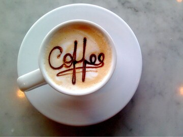 वारंवार पाणी पिऊनही तहान भागत नाही? सावध व्हा! तुमचं शरीर डिहायड्रेट करतात 'हे' पदार्थ 