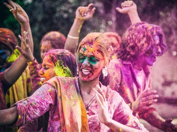 बिनधास्त खेळा रंग, 'या' ट्रिक्स वापरा; त्वचेवरचा पक्का रंगही सहज अगदी सहज निघेल!