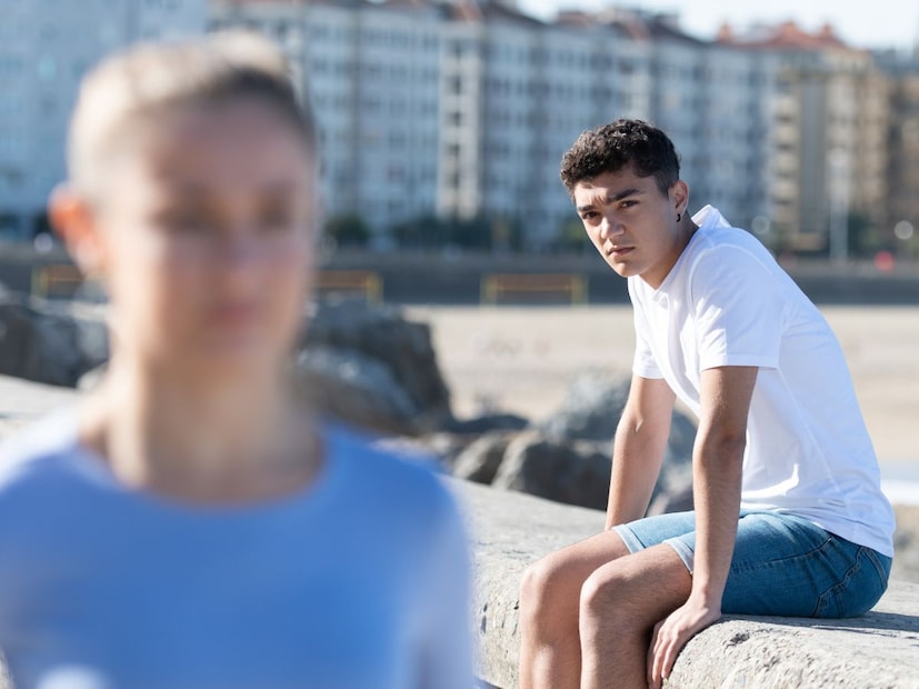 जेन झी कोणाशी नातं जोडायचं याच्यासाठी काही मापदंड ठरवतात. त्यांच्या प्रत्येक अपेक्षेवर खरी उतरणारी व्यक्ती असेल तर ते नात्यात पुढे जातात. काहीवेळा एखादं नातं टिकतं किंवा एखादं टिकत नाही. जे नातं टिकत नाही त्या नात्यातून बाहेर पाडण्यासाठीही एक ट्रेंड आहे, ज्याचे पालन जेन झी करतात. जेन झी कोणाशी नातं जोडायचं याच्यासाठी काही मापदंड ठरवतात. त्यांच्या प्रत्येक अपेक्षेवर खरी उतरणारी व्यक्ती असेल तर ते नात्यात पुढे जातात. काहीवेळा एखादं नातं टिकतं किंवा एखादं टिकत नाही. जे नातं टिकत नाही त्या नात्यातून बाहेर पाडण्यासाठीही एक ट्रेंड आहे, ज्याचे पालन जेन झी करतात.