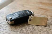 Car Key : गाडीच्या चावी सोबत मिळणाऱ्या त्या लहान मेटल प्लेटचं काय काम? यामुळे वाचू शकतात तुमचे 20 हजार रुपये, अनेकांना हे माहितच नाही