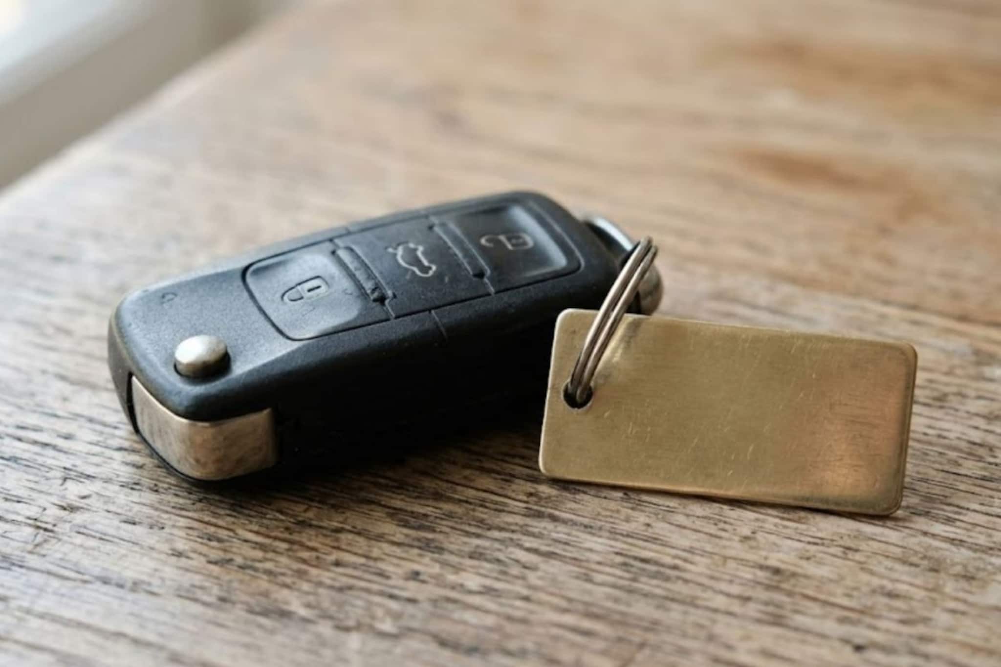 Car Key : गाडीच्या चावी सोबत मिळणाऱ्या त्या लहान मेटल प्लेटचं काय काम? यामुळे वाचू शकतात तुमचे 20 हजार रुपये, अनेकांना हे माहितच नाही