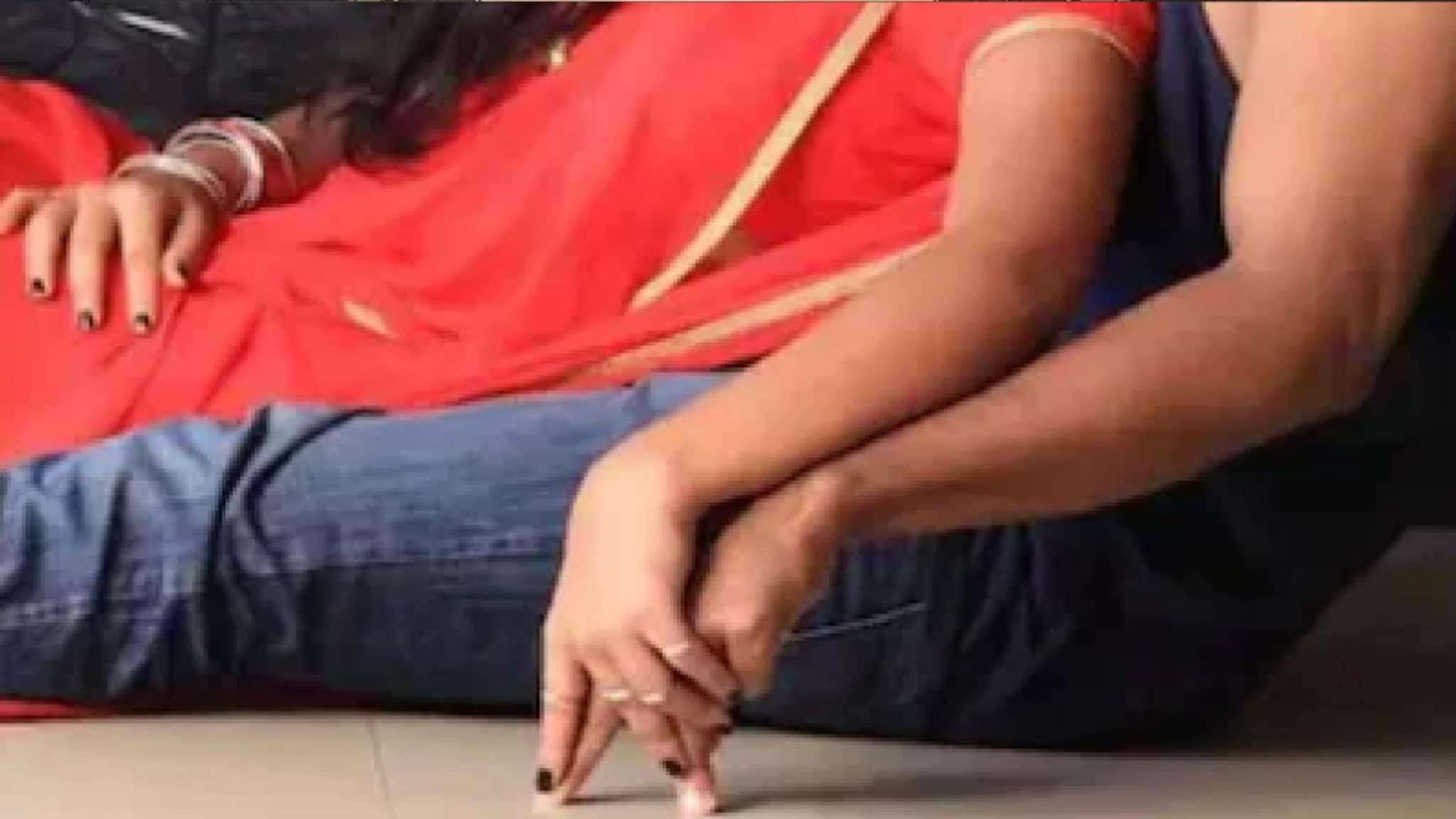 अपघातानं पतीची दृष्टी गेली, 48 वर्षीय बायकोचं मुलाच्या मित्रावर प्रेम, 3 मुलांची आई 24 वर्षांच्या बॉयफ्रेंडसोबत पळाली