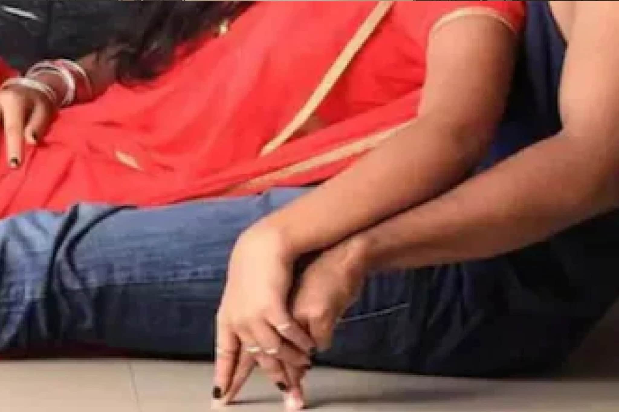 अपघातानं पतीची दृष्टी गेली, 48 वर्षीय बायकोचं मुलाच्या मित्रावर प्रेम, 3 मुलांची आई 24 वर्षांच्या बॉयफ्रेंडसोबत पळाली अपघातानं पतीची दृष्टी गेली, 48 वर्षीय बायकोचं मुलाच्या मित्रावर प्रेम, 3 मुलांची आई 24 वर्षांच्या बॉयफ्रेंडसोबत पळाली