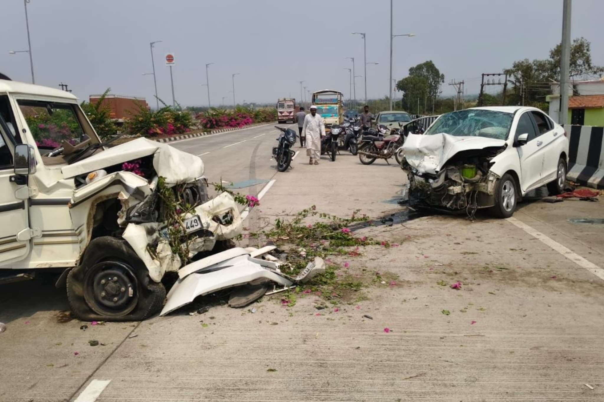 धाराशिव लातूर तुळजापूर महामार्गावर विचित्र अपघात; Bolero, वॅगनार आणि  होंडा सिटीची एकमेकांना धडकल्या; तीन जणांचा मृत्यू