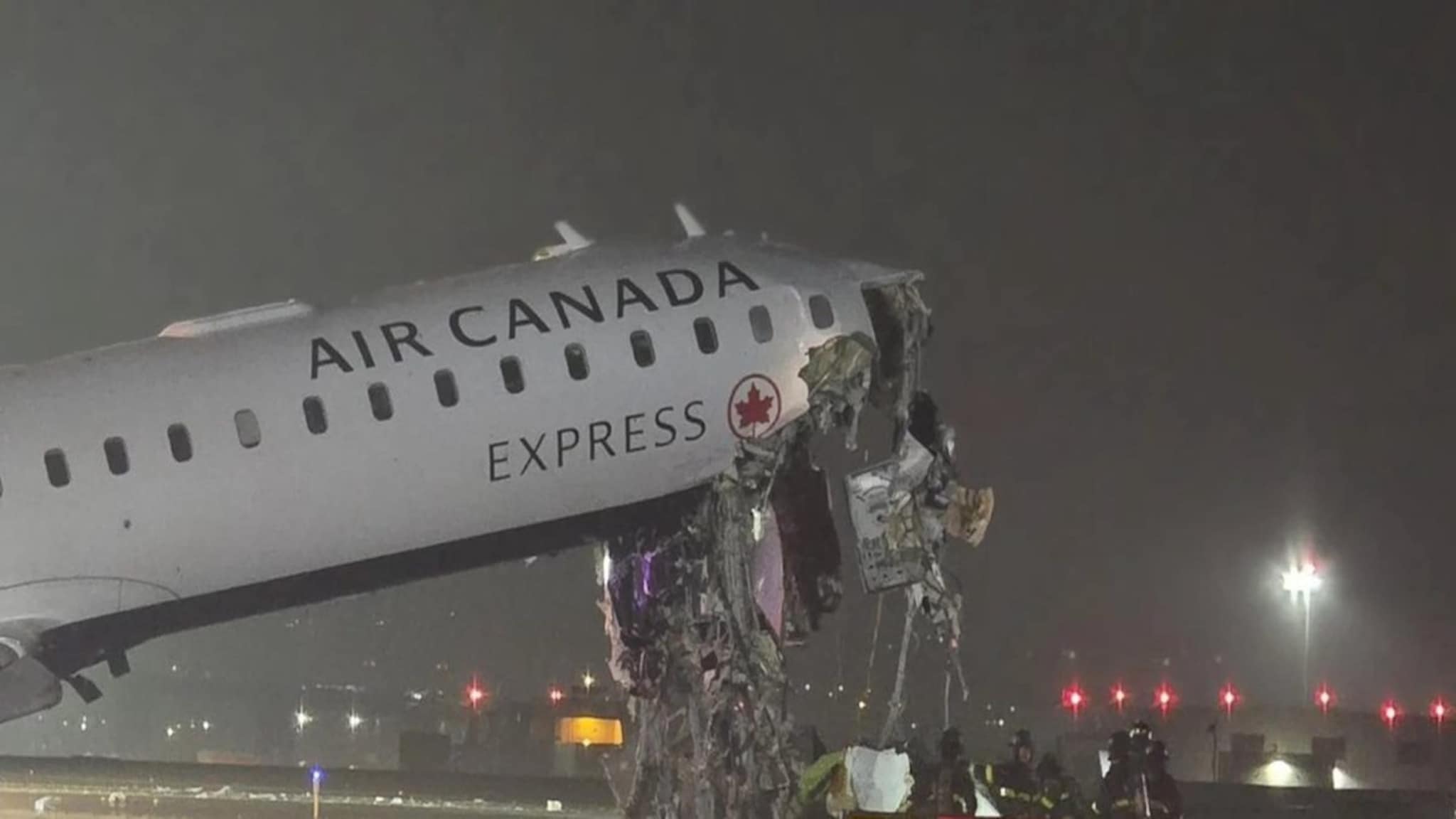 Air Canada Express Plane Accident: STOP-STOP-STOP! एअर ट्रॅफिक कंट्रोलर ओरडला, लॅण्डिंगदरम्यान विमान आणि ट्रकची धडक, थरकाप उडवणारे PHOTO