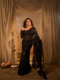 'अमूल्य', माझं बाळ!  महिला दिनी अमृता खानविलकरने दिली गोड बातमी