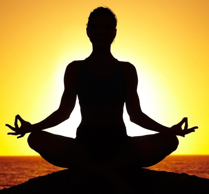 तिचा जन्म मंगळुरूत झाला. फिल्ममध्ये येण्यापूर्वी ती बंगळुरूमध्ये एक योग प्रशिक्षक होती. तिने भरत ठाकूर यांच्यासारख्या प्रसिद्ध योगगुरूंकडून प्रशिक्षण घेतलं, नंतर इतरांनाही शिकवू लागली. योगाचे वर्ग घेत असतानाच ती साधं जीवन जगत होती. तिचा जन्म मंगळुरूत झाला. फिल्ममध्ये येण्यापूर्वी ती बंगळुरूमध्ये एक योग प्रशिक्षक होती. तिने भरत ठाकूर यांच्यासारख्या प्रसिद्ध योगगुरूंकडून प्रशिक्षण घेतलं, नंतर इतरांनाही शिकवू लागली. योगाचे वर्ग घेत असतानाच ती साधं जीवन जगत होती.