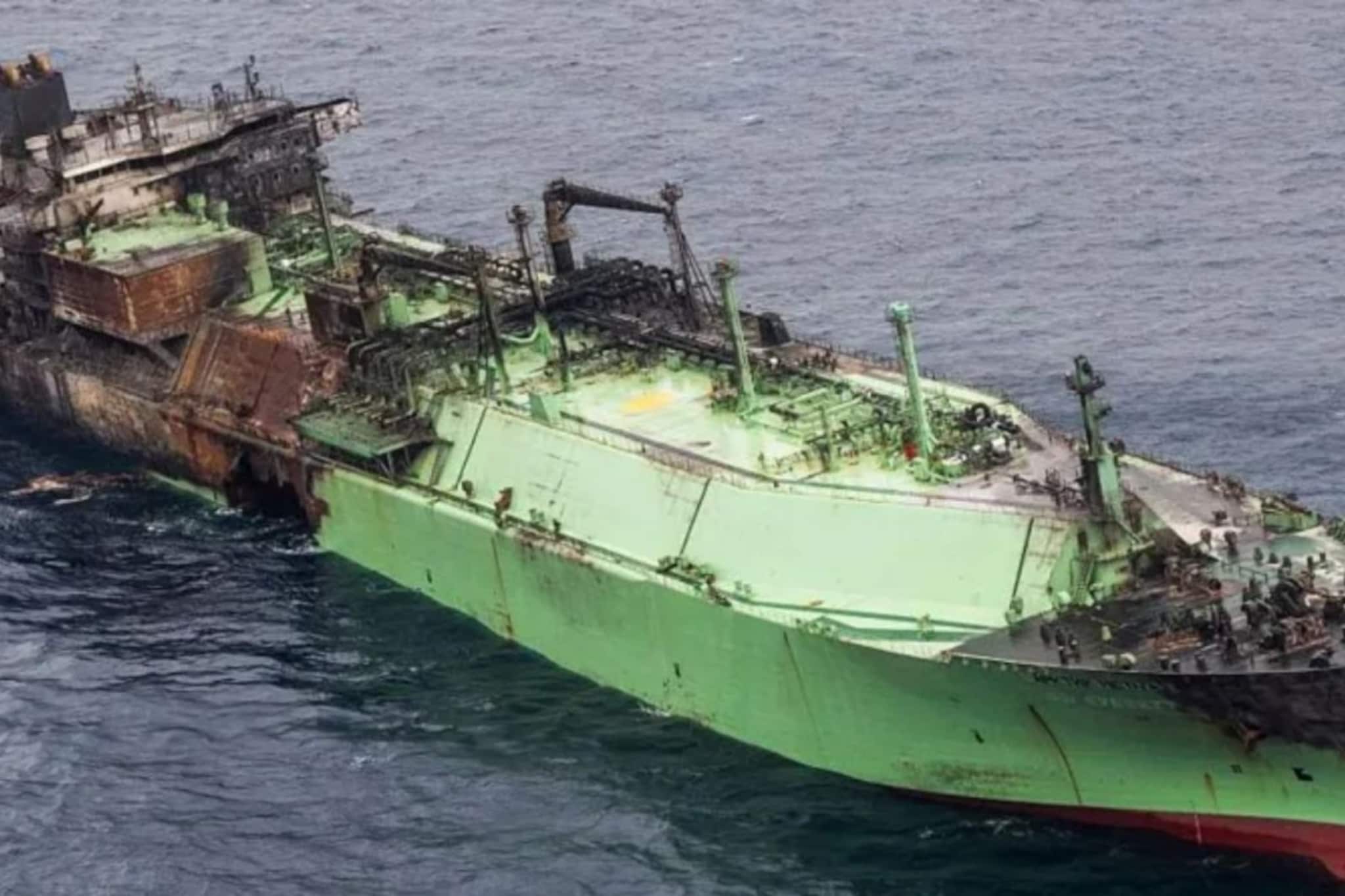 समुद्रात 60,000 टन इंधनाचा 'टाईम बॉम्ब', कुणीच नाही जहाजावर, फुटला तर जगावर मोठं संकट!