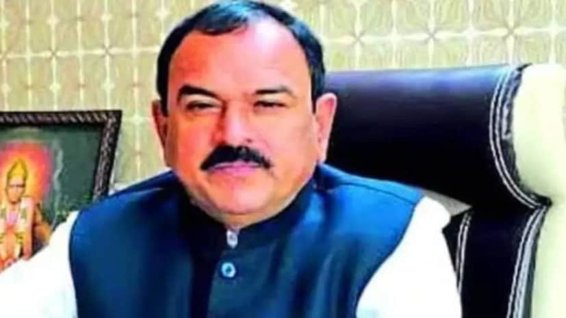 मुंबई : सध्या महाराष्ट्रात एकच प्रकरण गाजतंय ते म्हणजे अशोक खरात नावाच्या भोंदूबाबाचे काळे धंदे. त्याचे कारनामे उघड झाल्यानंतर या प्रकरणी थेट मंत्रालयातील मोठी नावे समोर आल्याने एकच खळबळ उडाली. मुंबई : सध्या महाराष्ट्रात एकच प्रकरण गाजतंय ते म्हणजे अशोक खरात नावाच्या भोंदूबाबाचे काळे धंदे. त्याचे कारनामे उघड झाल्यानंतर या प्रकरणी थेट मंत्रालयातील मोठी नावे समोर आल्याने एकच खळबळ उडाली.