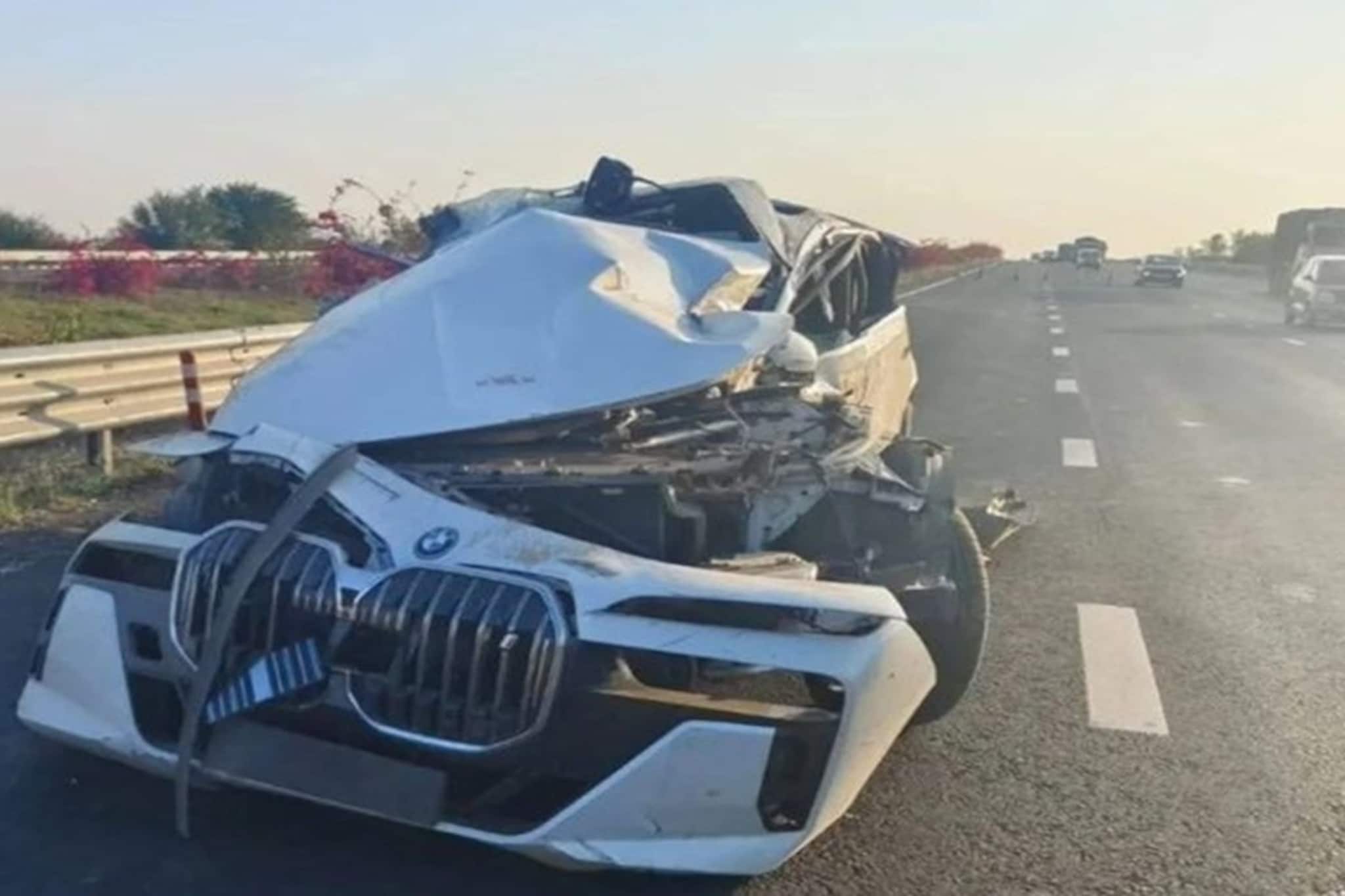 2 कोटींच्या कारचा चक्काचूर, प्रसिद्ध उद्योगपतीचा भीषण अपघातात मृत्यू