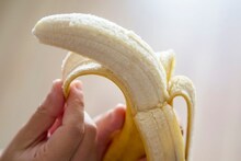 Banana : केळं पूर्ण काय अर्धही सोलून खाऊ नये; ही आहे केळी खाण्याची योग्य पद्धत