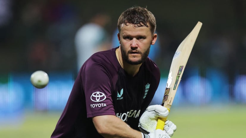 आयपीएल 2026 च्या लिलावात बेन डकेटला दिल्ली कॅपिटल्सने 2 कोटी रुपयांना विकत घेतलं, पण इंग्लंडच्या या खेळाडूने शेवटच्या क्षणी आयपीएलमध्ये खेळायला नकार दिला आहे. लिलावात नाव नोंदवूनही खेळायला न आल्यामुळे बेन डकेटवर पुढच्या 2 मोसमांमध्ये बंदी घातली जाणार आहे. आयपीएल 2026 च्या लिलावात बेन डकेटला दिल्ली कॅपिटल्सने 2 कोटी रुपयांना विकत घेतलं, पण इंग्लंडच्या या खेळाडूने शेवटच्या क्षणी आयपीएलमध्ये खेळायला नकार दिला आहे. लिलावात नाव नोंदवूनही खेळायला न आल्यामुळे बेन डकेटवर पुढच्या 2 मोसमांमध्ये बंदी घातली जाणार आहे.