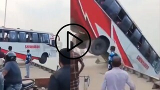 प्रवाशांनी खचाखच भरलेली बस पद्मा नदीत कोसळली, काळजाचा थरकाप उडवणारा Video 