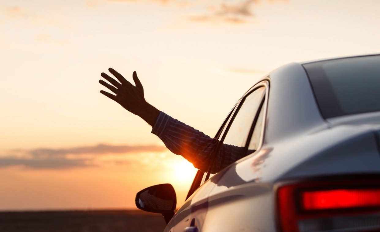 अनेकांना वाटतं की गाडी अजून जास्त चाललीच नाहीये, मग कशाला खर्च करायचा? तर काही जण किलोमीटरचा आकडा गाठण्याची वाट पाहत बसतात. पण कारची उत्तम कामगिरी (Performance), इंजिनचं आयुष्य आणि तुमची सुरक्षा यासाठी सर्व्हिसिंगची योग्य वेळ ओळखणं अत्यंत महत्त्वाचं आहे. चला तर मग, तुमच्या कारच्या आरोग्याचं नेमकं गणित काय आहे, ते सविस्तर समजून घेऊया.