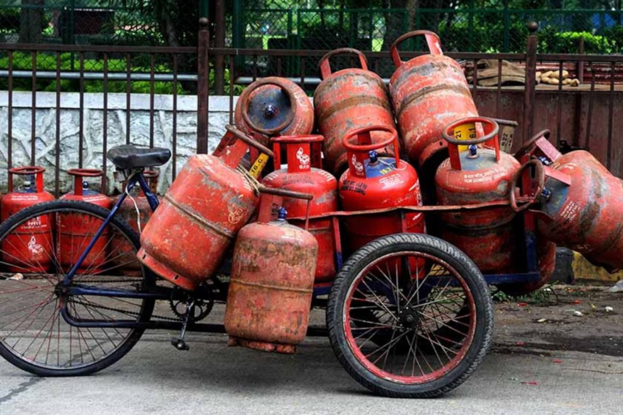 पुण्यातील 'या' ग्राहकांना आता गॅस सिंलिंडर मिळणार नाही! बैठकीत महत्त्वाचा निर्णय