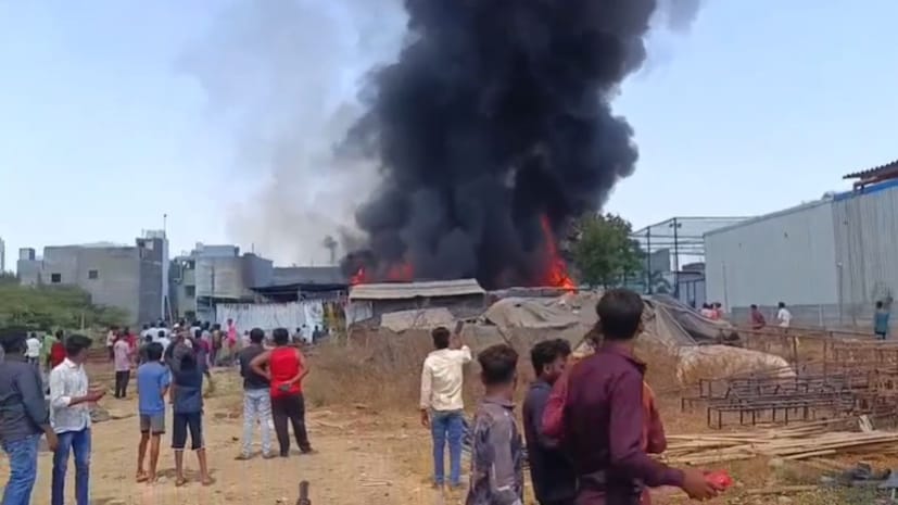 छत्रपती संभाजीनगर शहरातून मोठी बातमी समोर येत आहे. चिकलठाणा परिसरातील हिनानगर भागात असलेल्या मंडप डेकोरेशनचे साहित्य ठेवण्यात येणाऱ्या गोडाऊनला अचानक भीषण आग लागली आहे. छत्रपती संभाजीनगर शहरातून मोठी बातमी समोर येत आहे. चिकलठाणा परिसरातील हिनानगर भागात असलेल्या मंडप डेकोरेशनचे साहित्य ठेवण्यात येणाऱ्या गोडाऊनला अचानक भीषण आग लागली आहे.