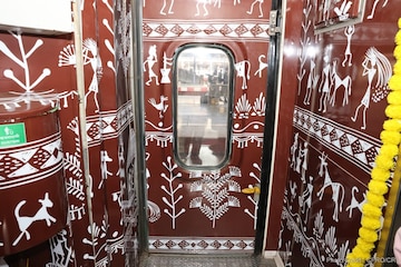 आलिशान हॉटेलसारखा फिल अन् चमचमीत खाण्याची मजा, मुंबई-पुणे Deccan Queen ला नवा डायनिंग डबा आलिशान हॉटेलसारखा फिल अन् चमचमीत खाण्याची मजा, मुंबई-पुणे Deccan Queen ला नवा डायनिंग डबा