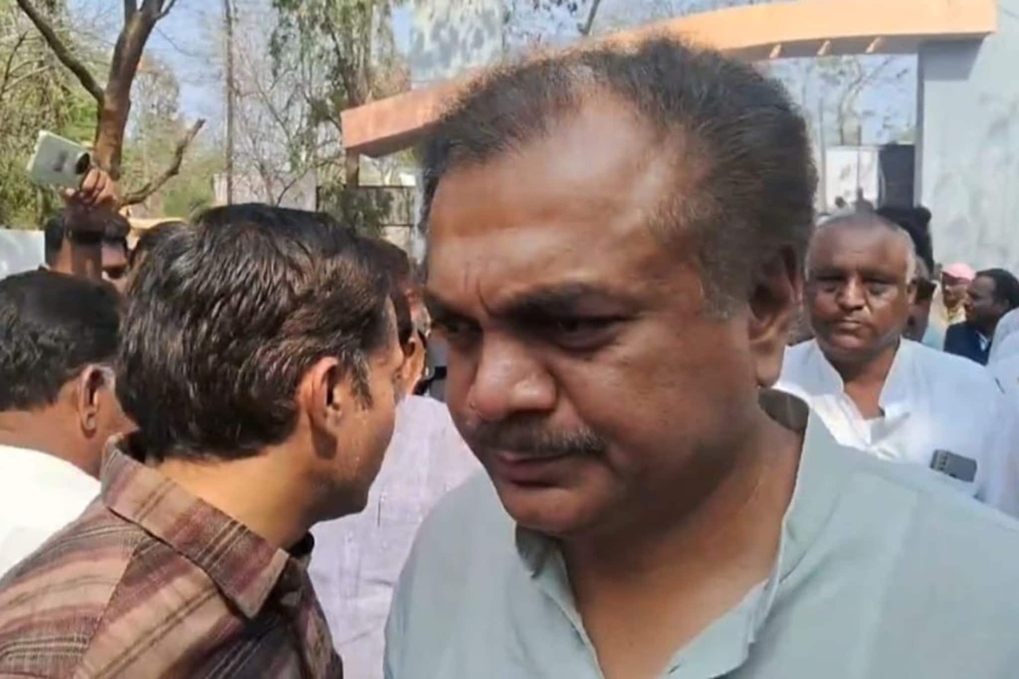 'इकडे बघ',  जयराजे निंबाळकरांची राणा जगजीत सिंह पाटलांना खुन्नस, थोडक्यात राडा टळला;  नेमकं काय घडलं? 