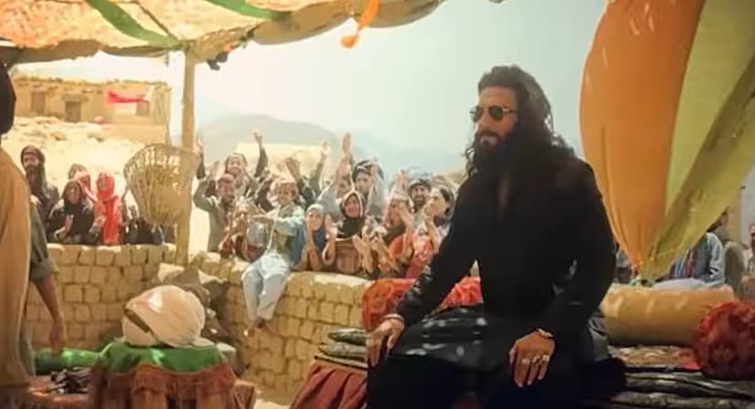 भारतात सध्या धुरंधर २ चा डंका वाजतोय. या फिल्मने कमाईचे सर्व रेकॉर्ड मोडले. अवघ्या सहा दिवसांत या फिल्मने ९०० कोटींची कमाई केली असून रिलीजच्या पहिल्याच आठवड्यात १००० कोटींची कमाई करण्याची किमया साधली आहे. भारतात सध्या धुरंधर २ चा डंका वाजतोय. या फिल्मने कमाईचे सर्व रेकॉर्ड मोडले. अवघ्या सहा दिवसांत या फिल्मने ९०० कोटींची कमाई केली असून रिलीजच्या पहिल्याच आठवड्यात १००० कोटींची कमाई करण्याची किमया साधली आहे.