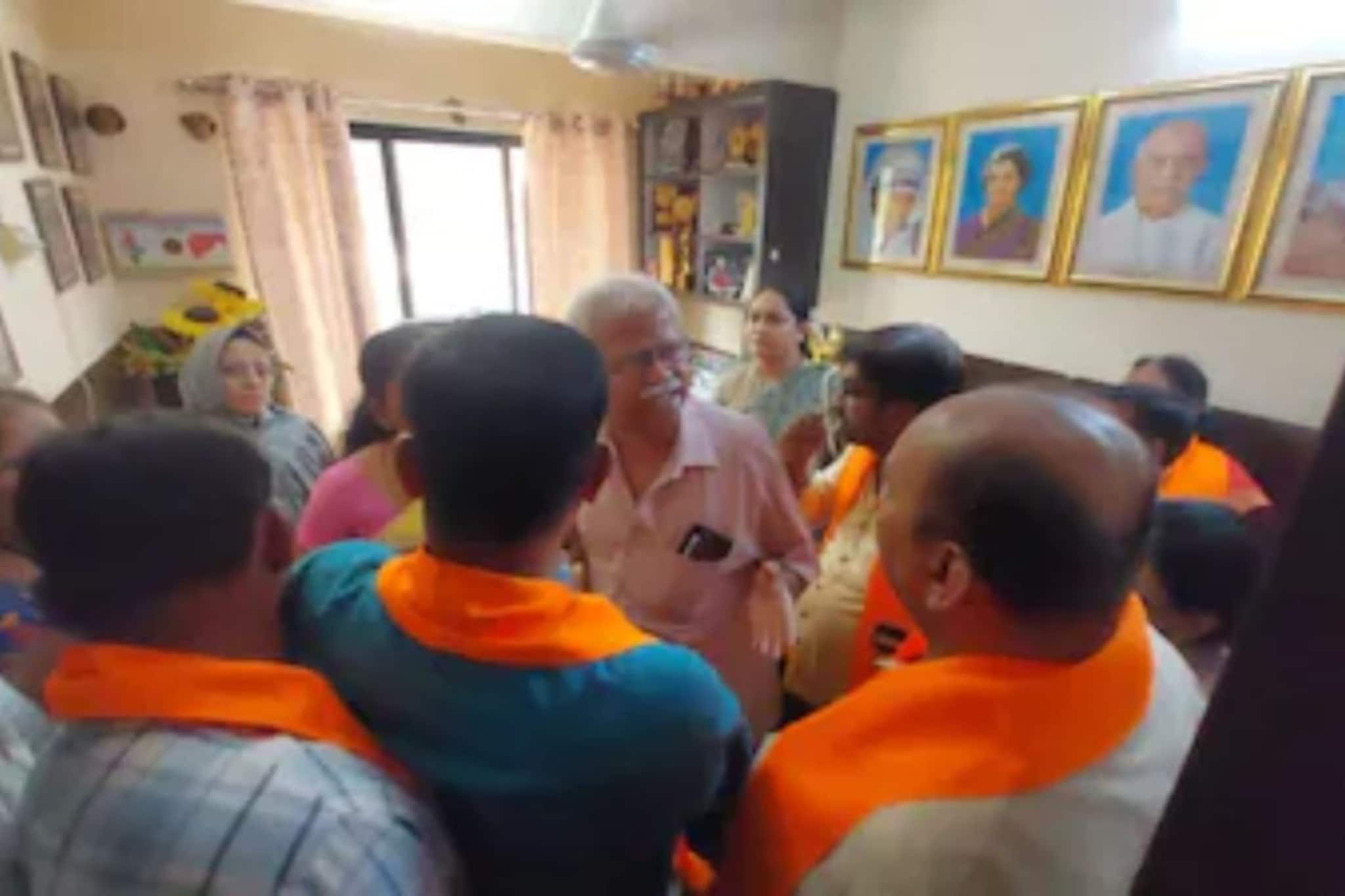 शाळेच्या ट्रस्टीच्या मुलाने शिक्षिकेला केले नको ते मेसेजेस, डोंबिवलीतील संतापजनक घटना शाळेच्या ट्रस्टीच्या मुलाने शिक्षिकेला केले नको ते मेसेजेस, डोंबिवलीतील संतापजनक घटना