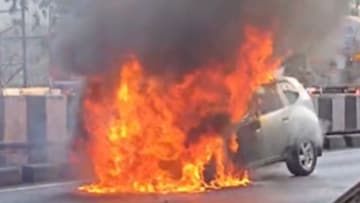 Mumbai Pune Expressway: बोर घाटात पुन्हा कारला आग, बोगद्याजवळ डस्टर गाडी जळून खाक