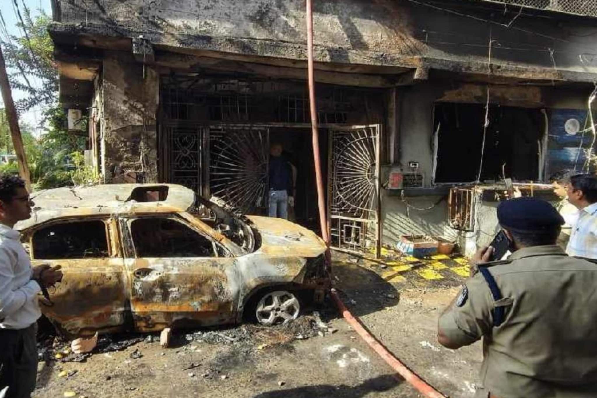 इलेक्ट्रिक कार चार्ज करताना आग, इंदुरमध्ये 7 जण दगावले; वाहन चार्ज करताना करू नका 'या' चुका 