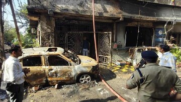 इलेक्ट्रिक कार चार्ज करताना आग, इंदुरमध्ये 7 जण दगावले; वाहन चार्ज करताना करू नका 'या' चुका 