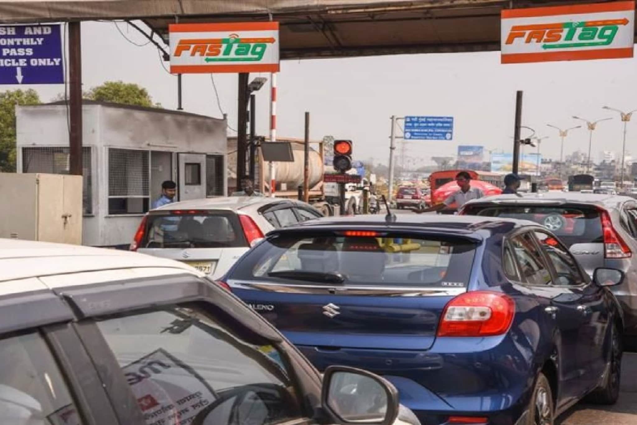 नॅशनल हायवेवर फिरणं आता महाग, १ एप्रिलपासून कार चालकांना मोजावे लागणार जास्त पैसे नॅशनल हायवेवर फिरणं आता महाग, १ एप्रिलपासून कार चालकांना मोजावे लागणार जास्त पैसे