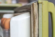 Fridge Cleaning : फ्रिजचा रबर काळा पडलाय? टेन्शन NOT, 'या' 3 घरगुती उपायांनी मिनिटांत करा चकाचक