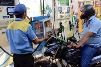 एका चुकीने होईल मोठी फसवणूक! पेट्रोल-डिझेल भरताना या 5 गोष्टींवर द्या लक्ष