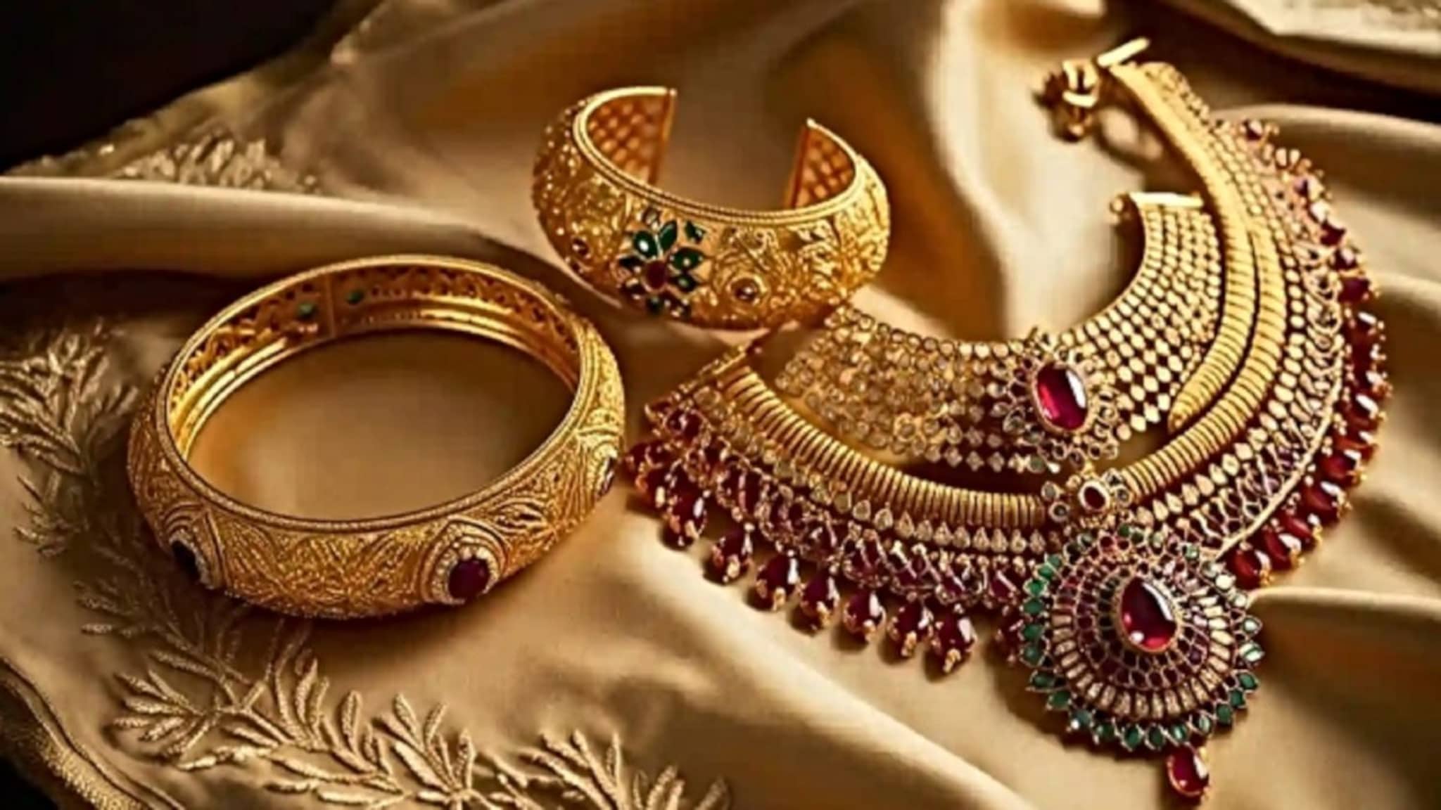 अमेरिका-इराण युद्धामुळे आणखी महाग झालं सोनं! चांदीही चकाकली, पाहा दर