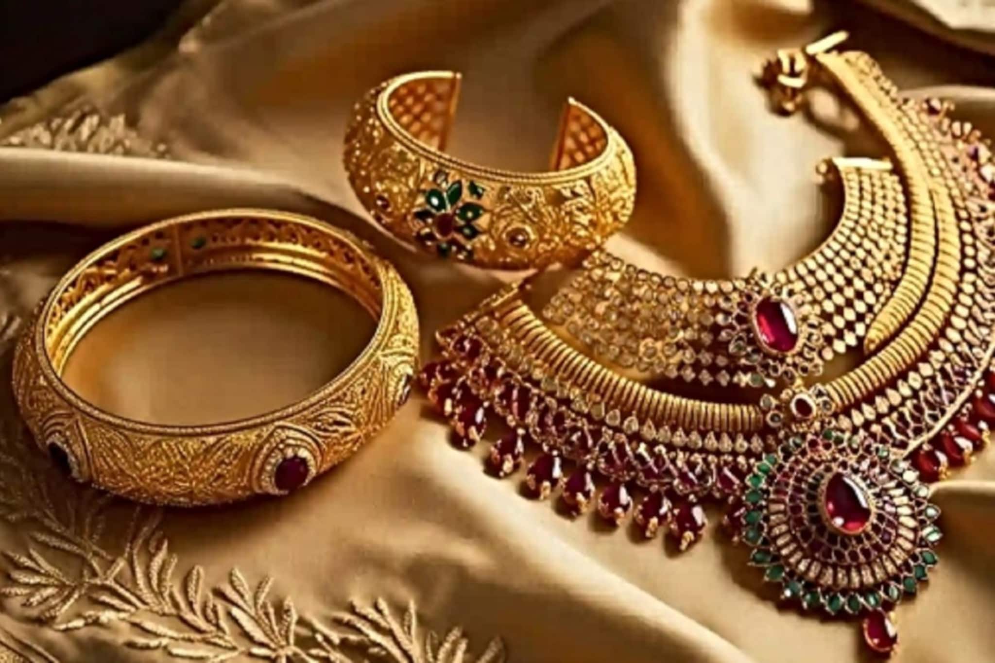 अमेरिका-इराण युद्धामुळे आणखी महाग झालं सोनं! चांदीही चकाकली, पाहा दर अमेरिका-इराण युद्धामुळे आणखी महाग झालं सोनं! चांदीही चकाकली, पाहा दर