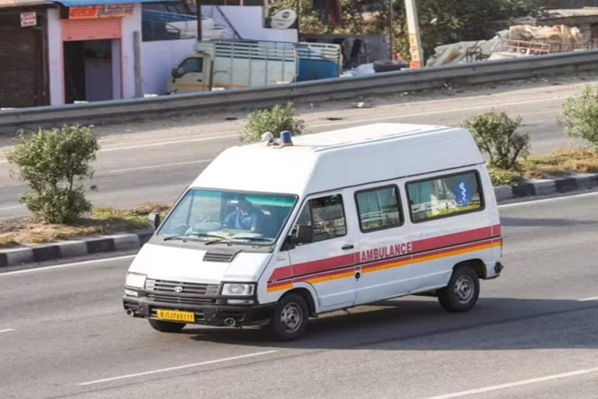 मुंबईत पहिल्यांदाच असं घडलं, 33 वर्षांच्या तरुणानं 9 वर्षांच्या चिमुकल्यासह एकाचवेळी चौघांना दिलं जीवदान