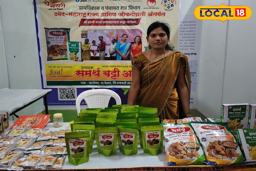 छत्रपती संभाजीनगरमधील पैठण तालुक्यातील म्हारोळा येथील अलका जाधव यांनी घरगुती पातळीवर सुरू केलेल्या छोट्या व्यवसायाला आज चांगले यश मिळाले आहे. गेल्या तीन वर्षांपासून त्या कवठ जाम आणि विविध घरगुती खाद्यपदार्थ तयार करून विक्री करत आहेत. त्यांच्या या उपक्रमातून महिन्याला सुमारे 80 हजार रुपयांपर्यंत उत्पन्न मिळत असून दोन महिलांना रोजगाराची संधीही उपलब्ध झाली आहे. स्वतःच्या मेहनतीवर उभा केलेला हा व्यवसाय अनेक महिलांसाठी प्रेरणादायी ठरत आहे. 