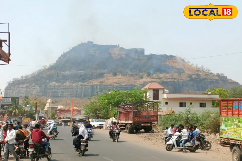 छत्रपती संभाजीनगरमधील ऐतिहासिक वारसा असलेल्या दौलताबाद येथील देवगिरी किल्ल्यावर बुधवारी सकाळच्या सुमारास भीषण आग लागल्याची घटना घडली. सकाळी सुमारे 9 वाजताच्या दरम्यान लागलेल्या या आगीने काही वेळातच किल्ल्याच्या मोठ्या भागाला वेढा घातला.