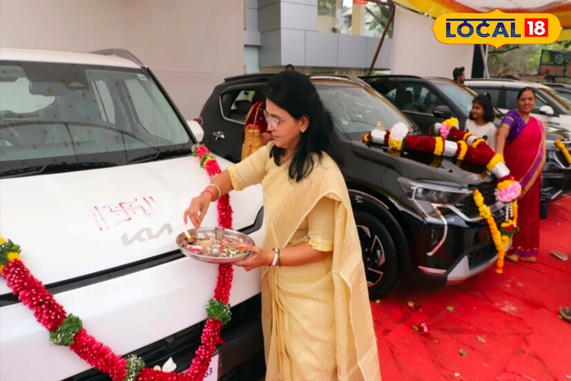 गुढीपाडव्याच्या साडेतीन मुहूर्तापैकी महत्त्वाच्या असणाऱ्या मुहूर्तावर पुणेकरांनी वाहन खरेदीला मोठ्या प्रमाणात प्रतिसाद दिला आहे. मागील 10 दिवसांत तब्बल 12 हजार वाहनांची नोंदणी प्रादेशिक परिवहन कार्यालयाकडे झाली आहे. पाडव्याच्या निमित्ताने बाजारात वाहन खरेदीकडे नागरिकांचा अधिक कल पाहायला मिळाला.