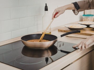 AC आणि इंडक्शन वापरताना 'या' गोष्टी लक्षात ठेवा, नाहीतर वीज बिल तर वाढेलच, पण बसू शकतो मोठा दंड