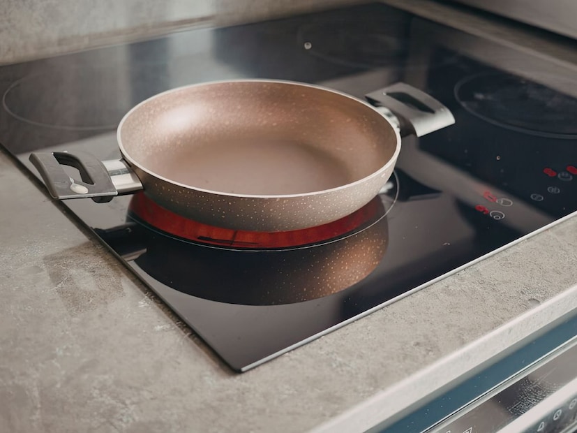 सकाळी उठल्यापासून रात्री झोपेपर्यंत आपल्या घरातील सर्वात महत्त्वाची जागा म्हणजे 'स्वयंपाकघर'. पण गेल्या काही काळापासून एलपीजी (LPG) गॅसचा पुरवठा आणि सातत्याने वाढणारे त्याचे दर यामुळे सर्वसामान्यांच्या खिशाला मोठी कात्री लागली आहे. अशा परिस्थितीत अनेक गृहिणी आणि नोकरदार वर्ग आता स्वयंपाकासाठी गॅसऐजी विजेवर चालणाऱ्या पर्यायांकडे वळताना दिसत आहेत. सकाळी उठल्यापासून रात्री झोपेपर्यंत आपल्या घरातील सर्वात महत्त्वाची जागा म्हणजे 'स्वयंपाकघर'. पण गेल्या काही काळापासून एलपीजी (LPG) गॅसचा पुरवठा आणि सातत्याने वाढणारे त्याचे दर यामुळे सर्वसामान्यांच्या खिशाला मोठी कात्री लागली आहे. अशा परिस्थितीत अनेक गृहिणी आणि नोकरदार वर्ग आता स्वयंपाकासाठी गॅसऐजी विजेवर चालणाऱ्या पर्यायांकडे वळताना दिसत आहेत.