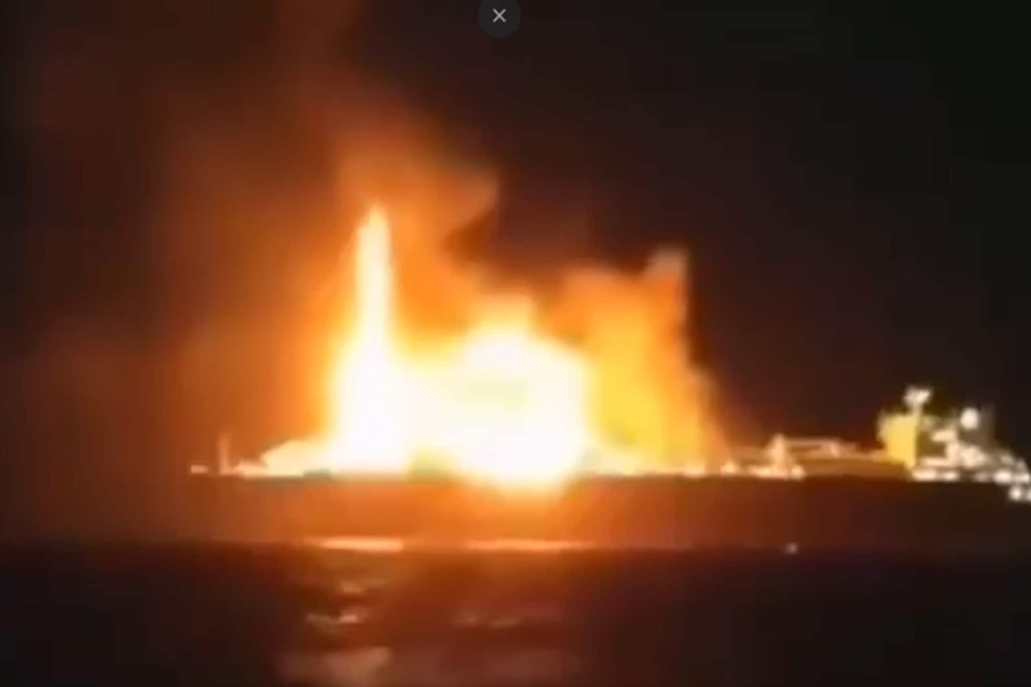 अमेरिकेचा समुद्रातून इराणवर अटॅक; १७ जहाजं आणि सबमरीनचे तुकडे तुकडे!