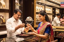 Gold Silver Today Rate: चांदी १७ हजारांनी स्वस्त, सोन्याचा दर काय? जळगावच्या सराफा बाजारातून गुढी पाडव्याआधी गुड न्यूज!