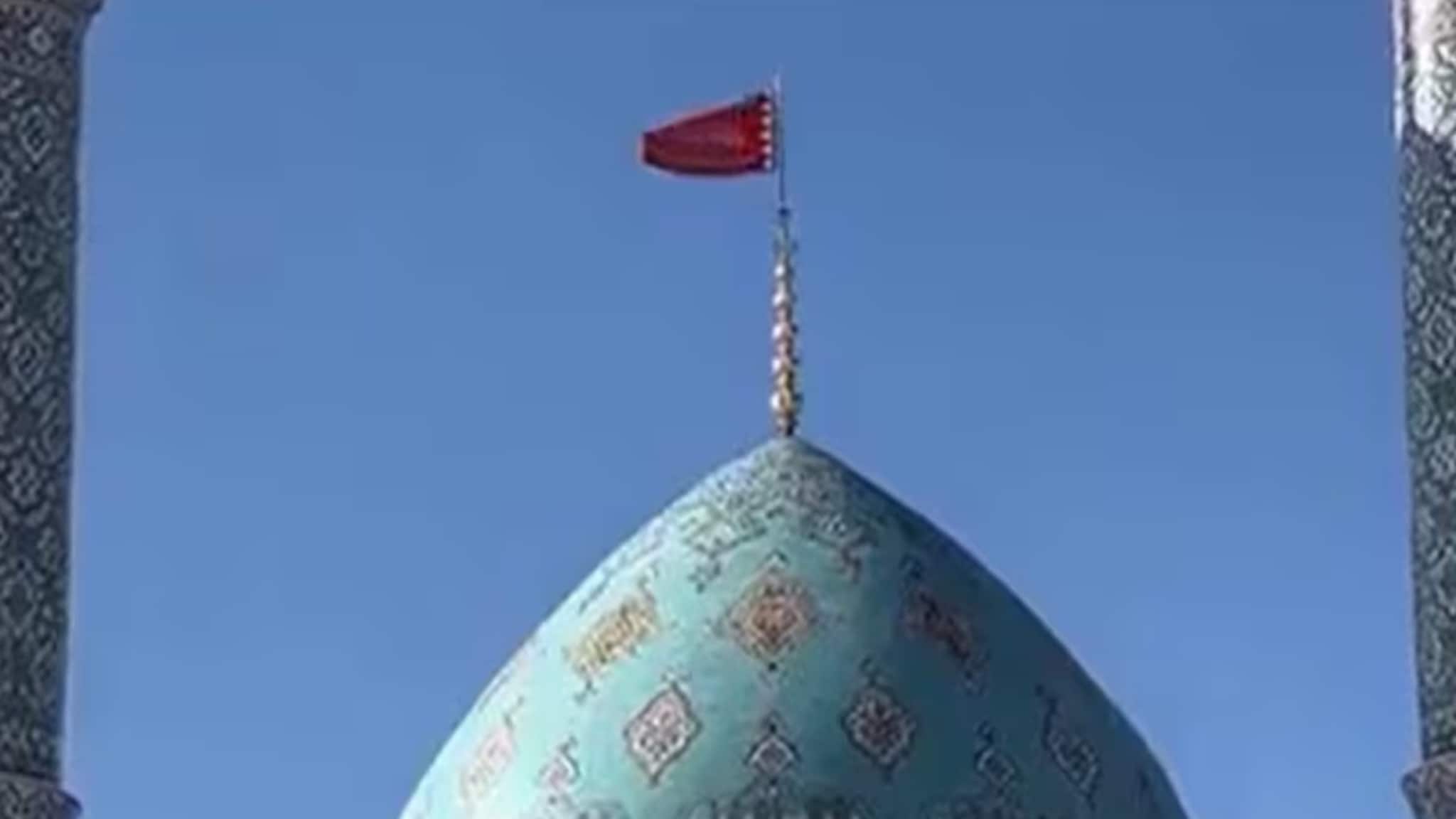 इराणच्या मशि‍दीवर लाल रंगाचा झेंडा फडकवला, US–Israelला आता कोणीच वाचवू शकत नाही