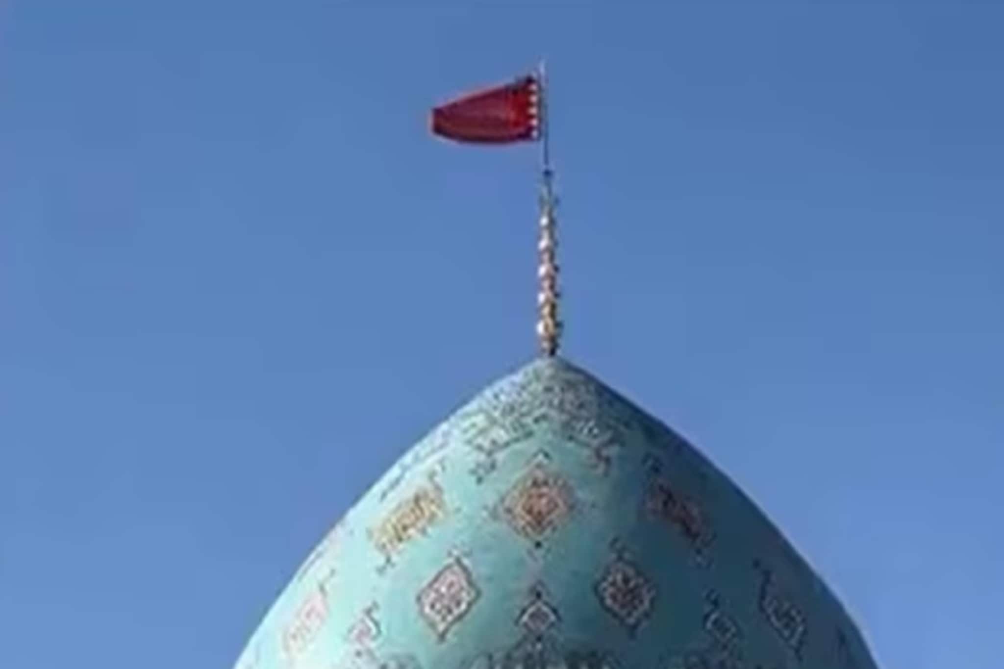 इराणच्या मशि‍दीवर लाल रंगाचा झेंडा फडकवला, US–Israelला आता कोणीच वाचवू शकत नाही