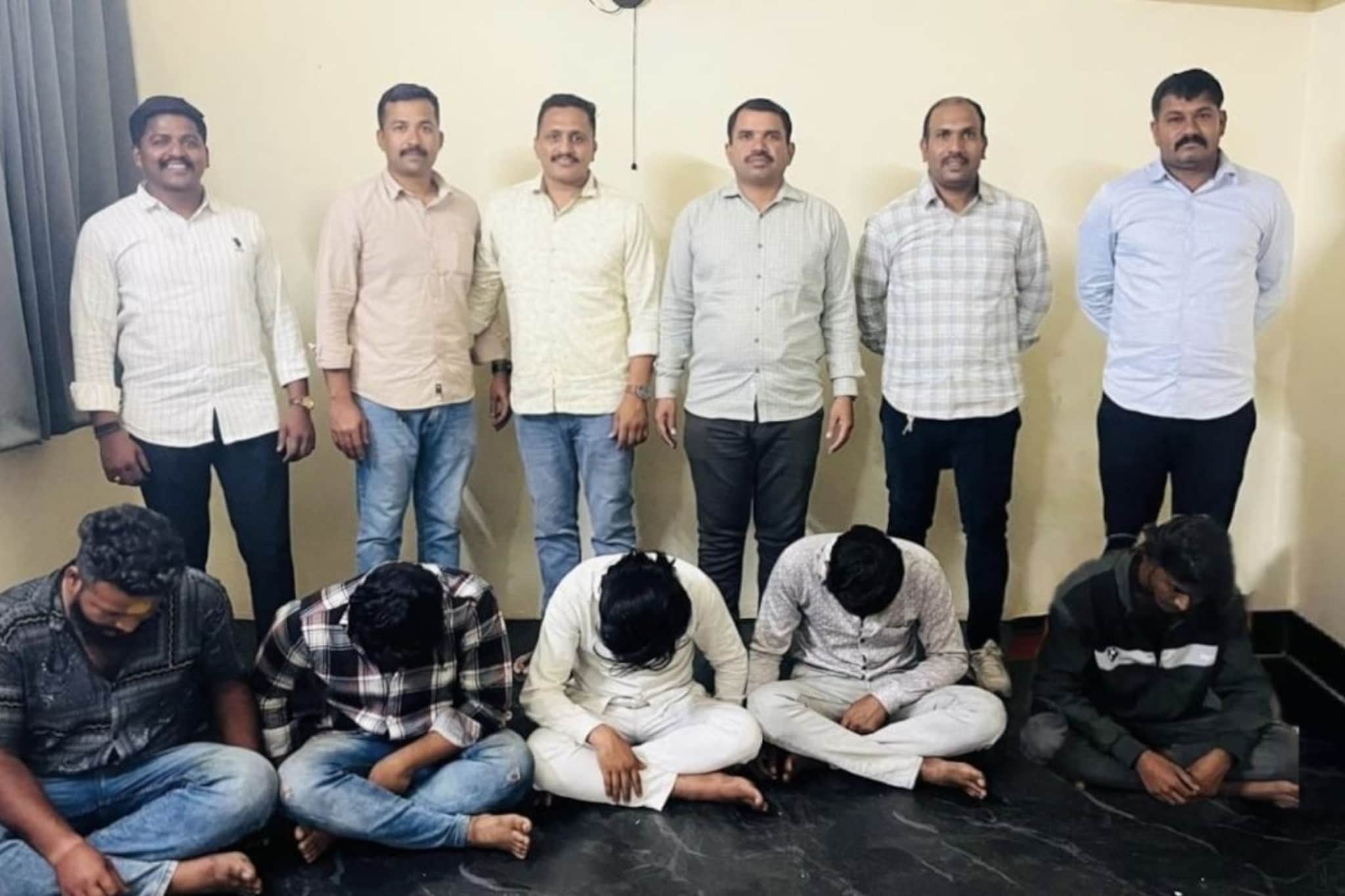   मिसळ खायला आले अन् राडा करून गेले! कोल्हापूरमध्ये  'फ्री स्टाईल' थरार; चारचाकी गाड्या फोडल्या 