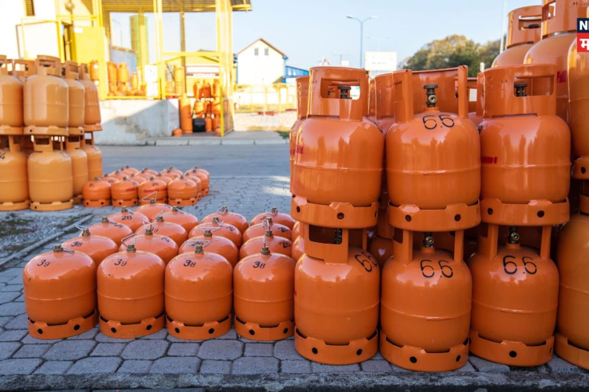घरगुती गॅस सिलिंडरचे दर वाढले, मुंबई ते दिल्ली किती मोजावे लागणार पैसे?