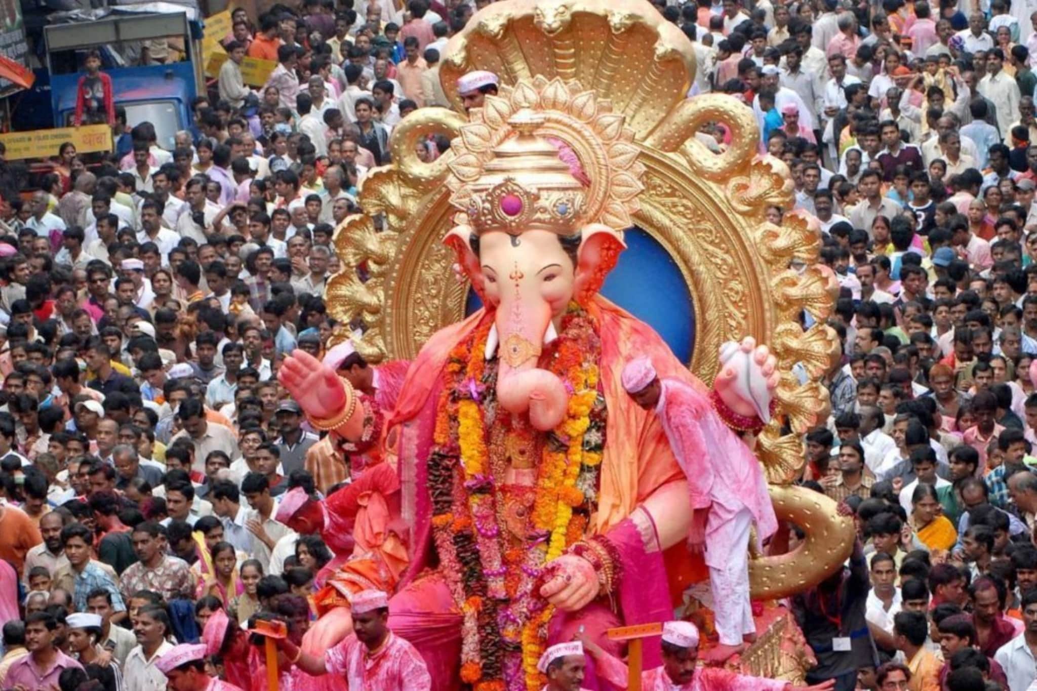 गणेशोत्सवासाठी मुंबई सज्ज! पालिकेची नवी नियमावली जाहीर; नियम मोडणाऱ्या मंडळांना दणका गणेशोत्सवासाठी मुंबई सज्ज! पालिकेची नवी नियमावली जाहीर; नियम मोडणाऱ्या मंडळांना दणका